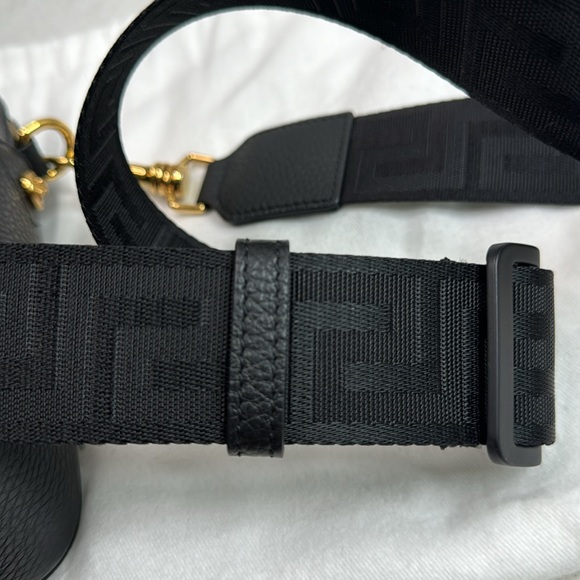 VERSACE NEW BLACK GOLD PEBBLE LEATHER MEDUSA UNISEX SHOULDER / CROSSBODY BAG - Picture 12 of 16